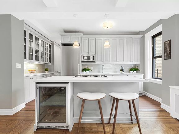 3rd image of 28 W 69th St APT 6A