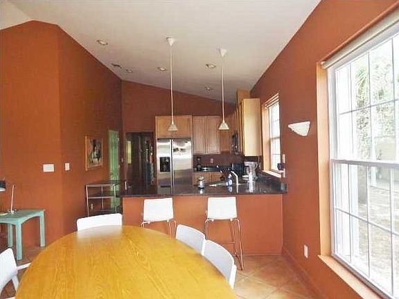 5th image of 208 SE Avenue E