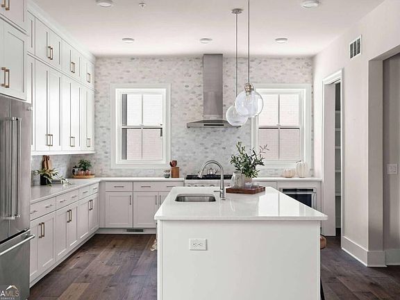 2nd image of 574 Boulevard Pl NE