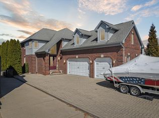 37489 Lakeshore Dr, Harrison Township, MI