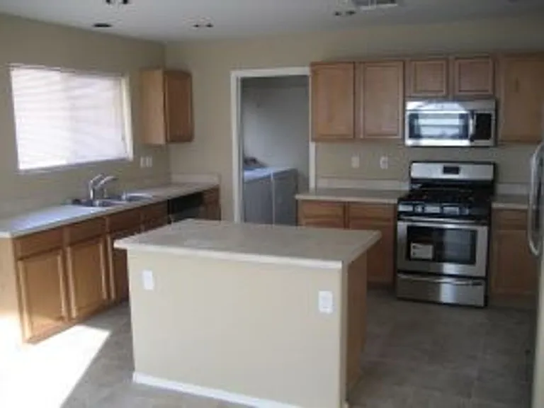 3232 W Cavedale Dr — Photo 2