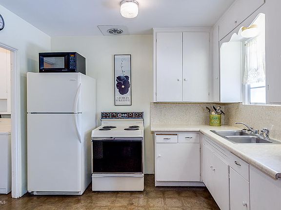 3rd image of 1041 W University Dr