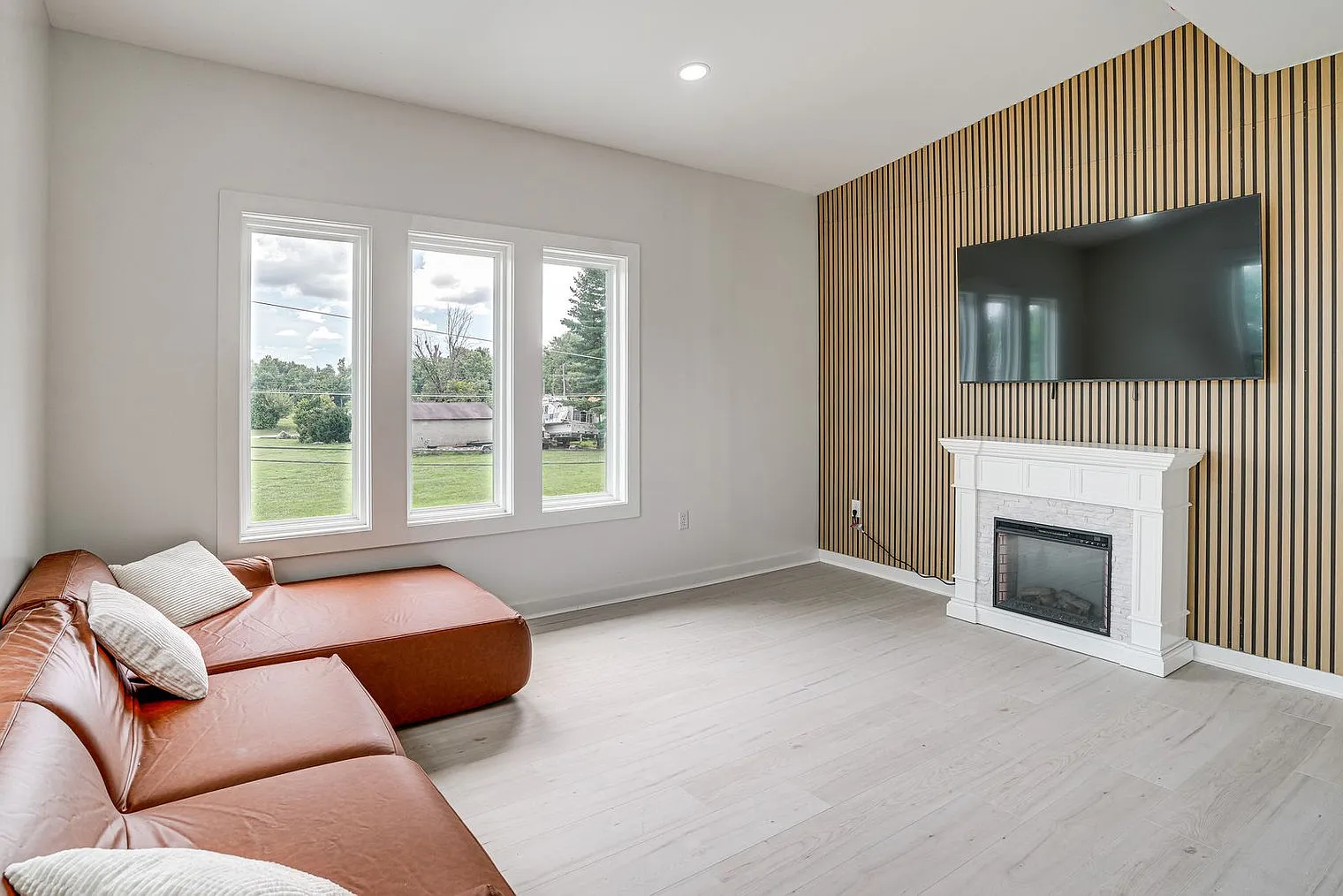 6 bed, 3.0 bath, 3196 sqft, $9,114 — Photo 2