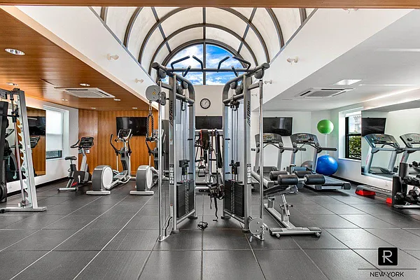 Rented by R New York | media 17