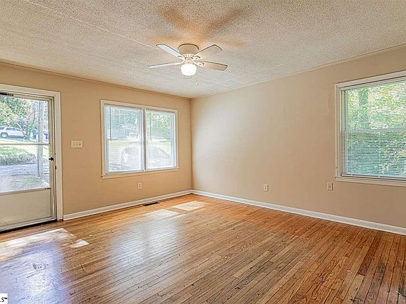 4th image of 300A Amherst Dr