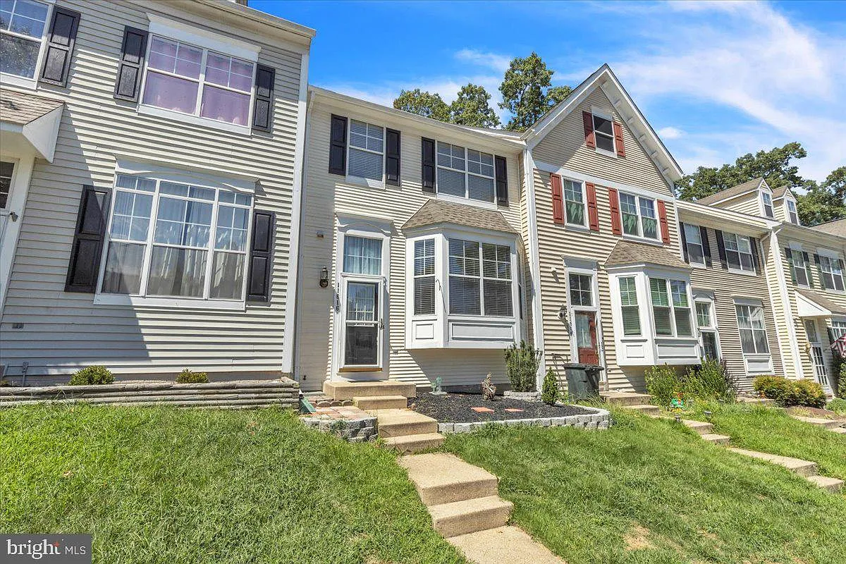 3 bed, 2.5 bath, 1676 sqft, $2,600 — Photo 2