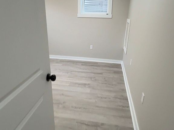 4th image of 1040 Moseley Dr
