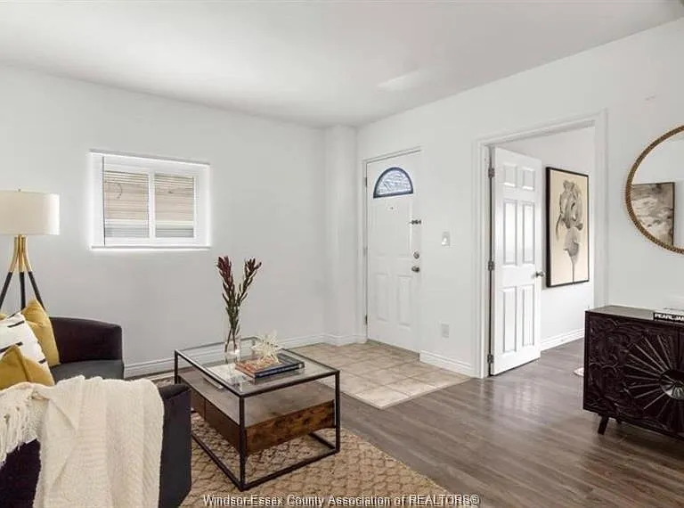 329 Pierre Ave #MAIN FLOOR — Photo 3