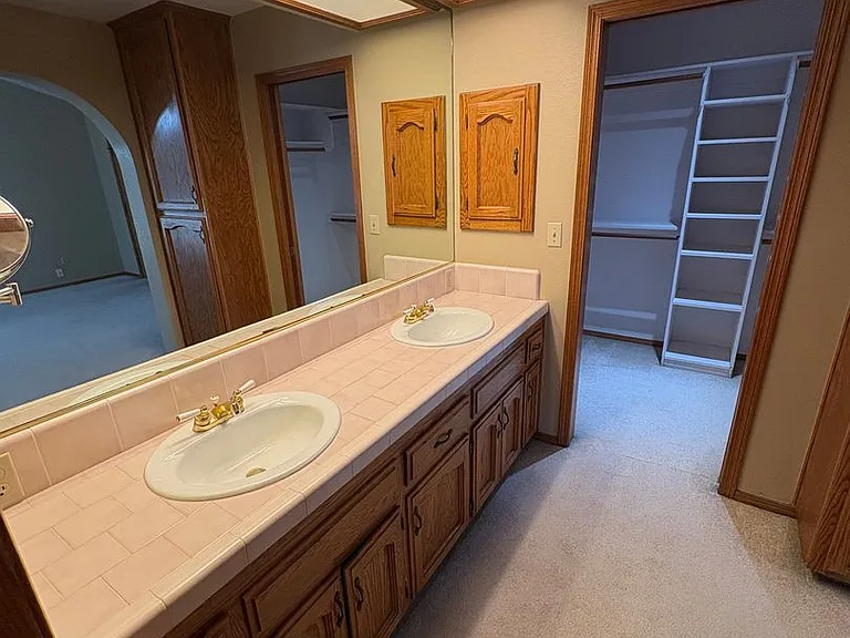 605 E Babcock Ave — Photo 10