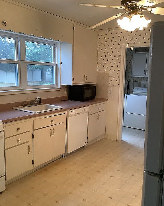 1st image of 102 Carriage House Ln