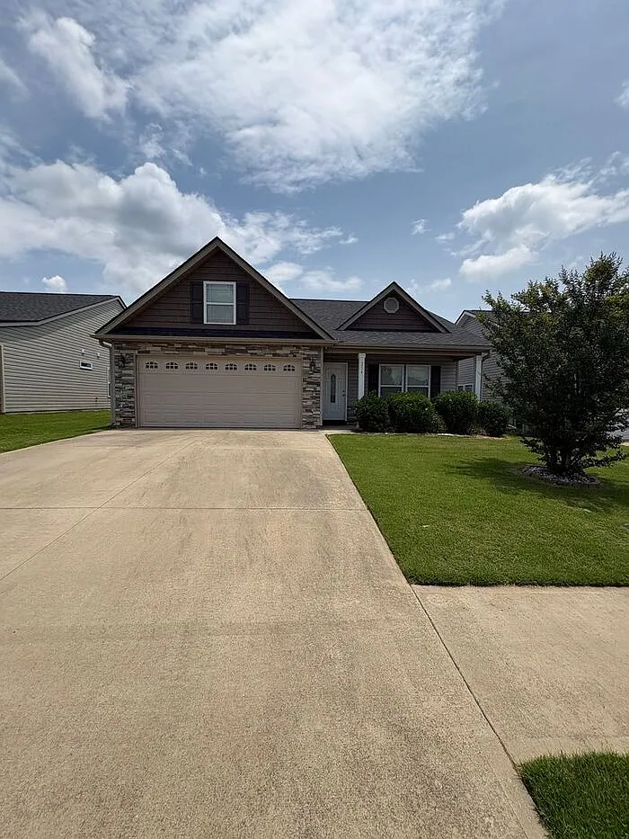 3 bed, 2.0 bath, 1352 sqft, $1,750 — Photo 1
