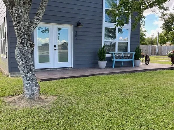 201 S Texas St, Anahuac, TX 77514