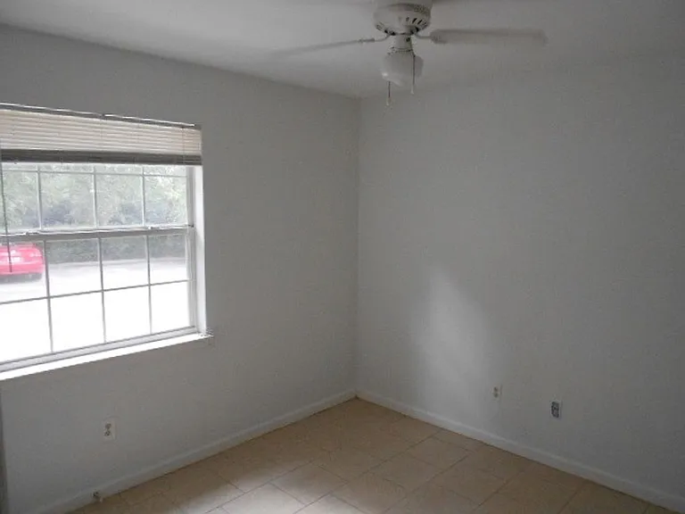 1909B Belle Vue Way — Photo 2