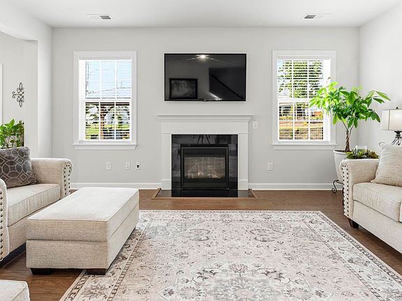 4th image of 208 Isleview Pl
