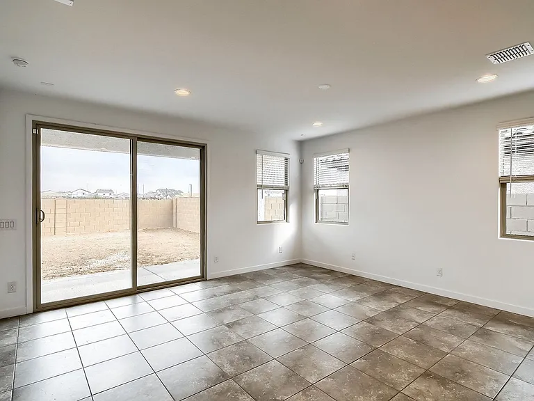 16894 W Evergreen Rd — Photo 4