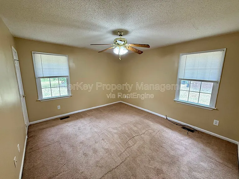 204 W Barbee St — Photo 7