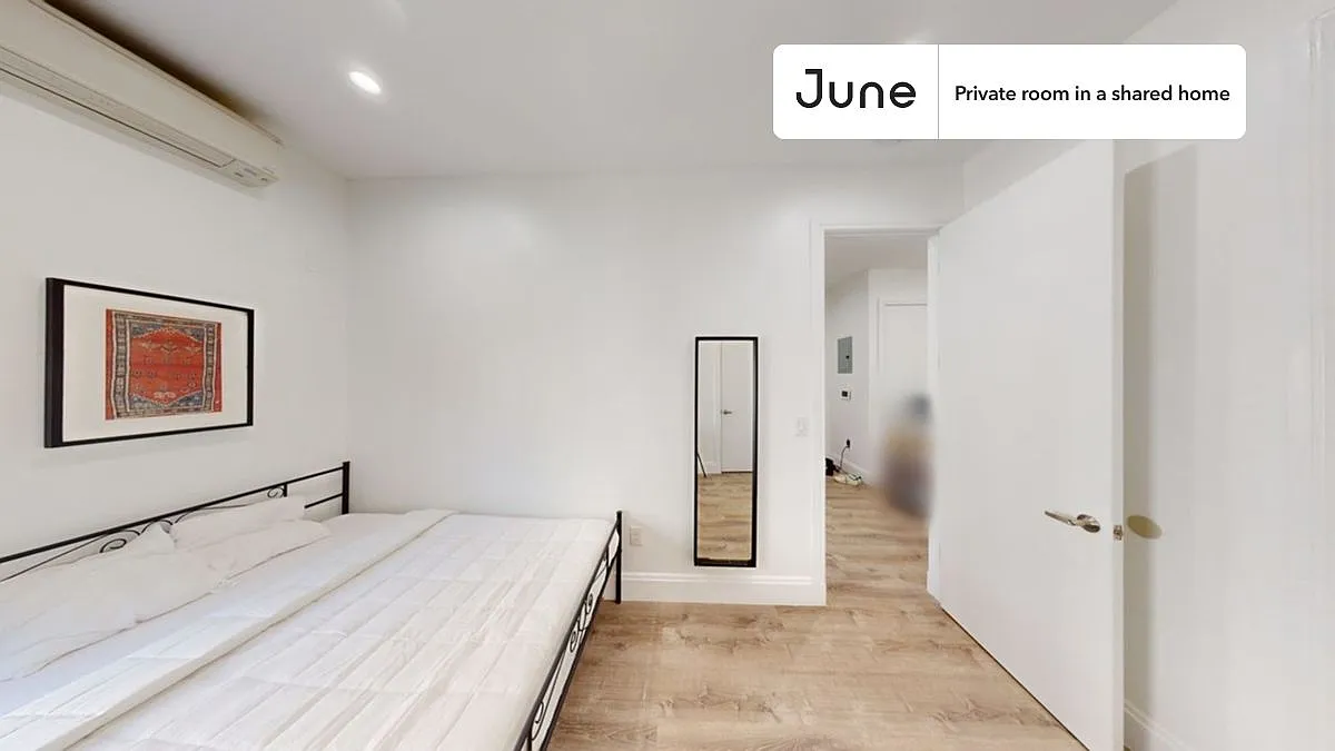 Full bedroom in 3 bed/2 bath home in Greenpoint #1736 C — Photo 2