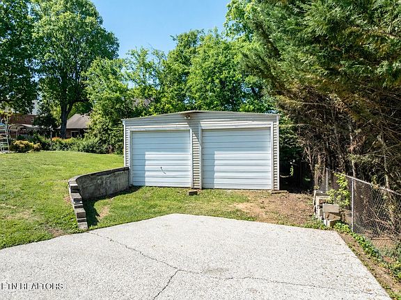 3rd image of 2007 S Belmont Dr