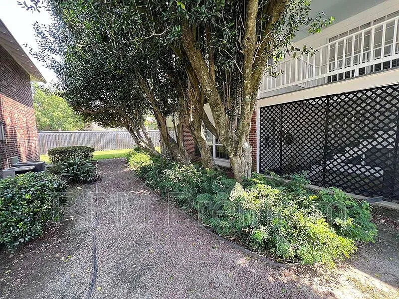 1 bed, 1.0 bath, 930 sqft, $1,200 — Photo 3