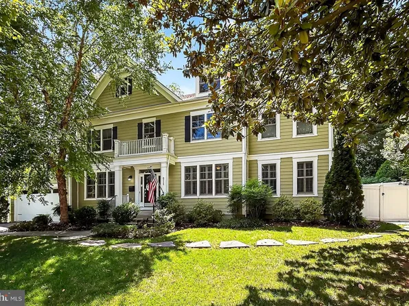 611 Oak Haven Dr, Falls Church, VA 22046