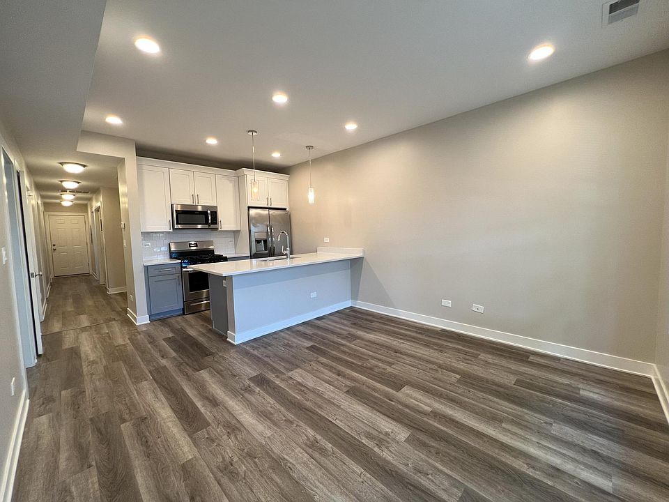 1st image of 3607 W Ainslie St #31