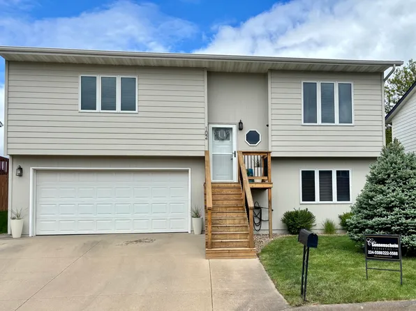 102 Village Dr, Pierre, SD 57501