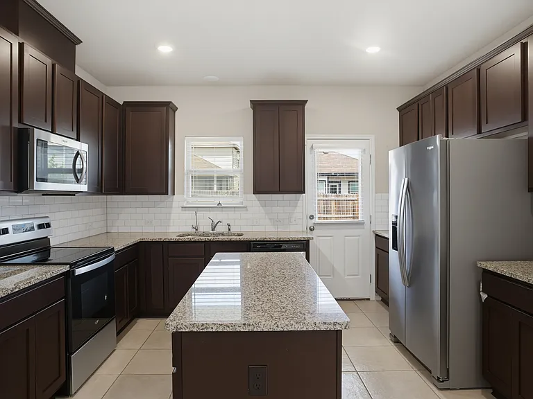 7714 Abbey Pl — Photo 3