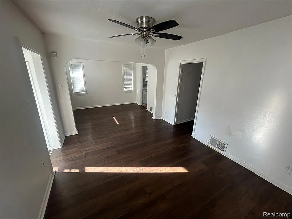3 bed, 1.5 bath, 1071 sqft, $1,325 — Photo 3