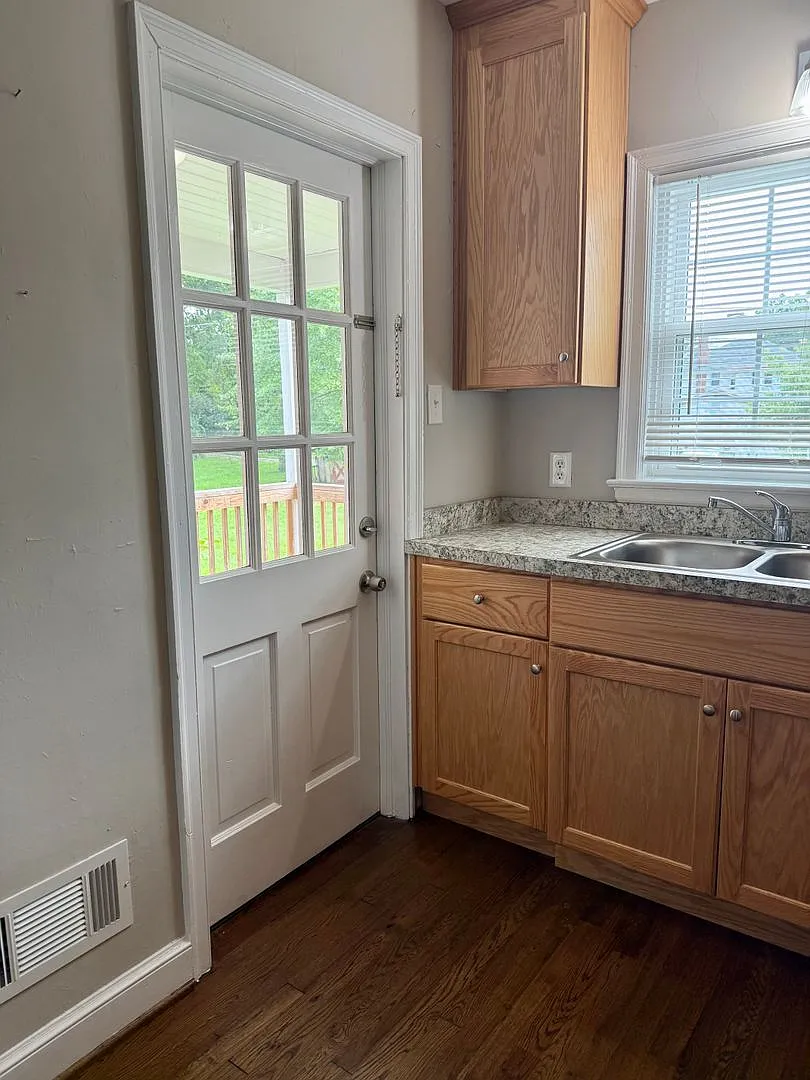 Beautifully Renovated 2 Bedroom, 1 Bath Duplex in Southwest Roanoke City — Photo 4