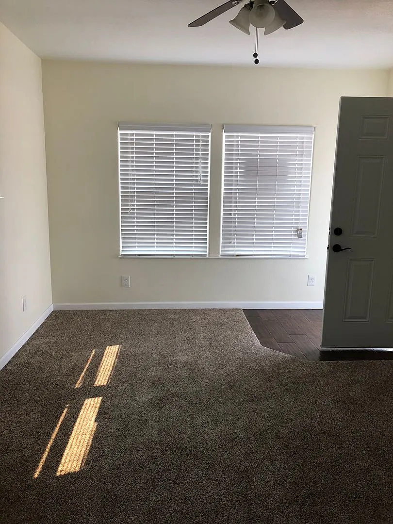 Charming 1 Bedroom Home With Yard — Photo 4