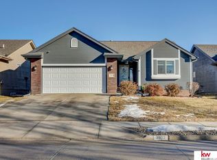 3902 Heartland Dr, Bellevue, NE 68123