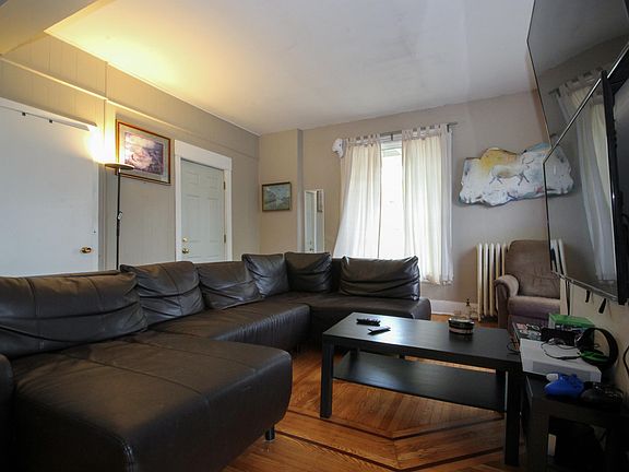 3rd image of 3044 Fremont Ave S #1