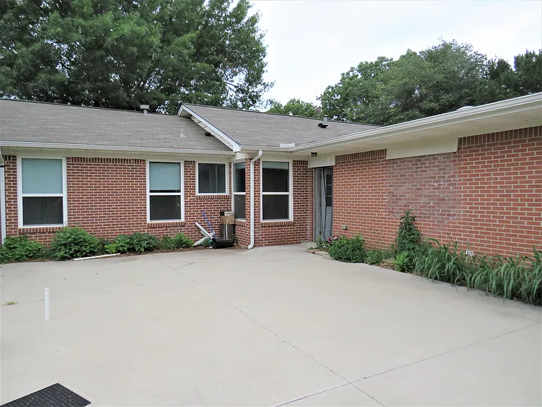 1026 Thomas St — Photo 32