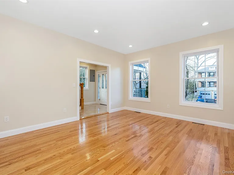 16 Grand Blvd — Photo 4