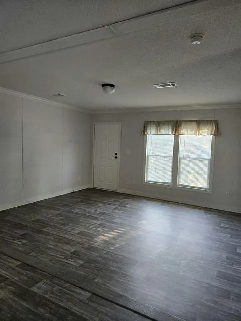3 bed, 2.0 bath, 1040 sqft, $2,010 — Photo 2