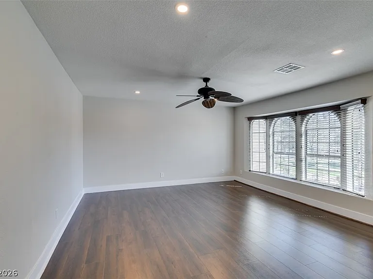 5046 Schumann Dr — Photo 30