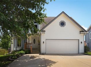 939 E Pineview St, Olathe, KS 66061