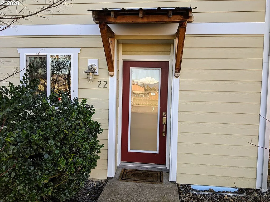 2 bed, 1.5 bath, 832 sqft, $2,200 — Photo 2