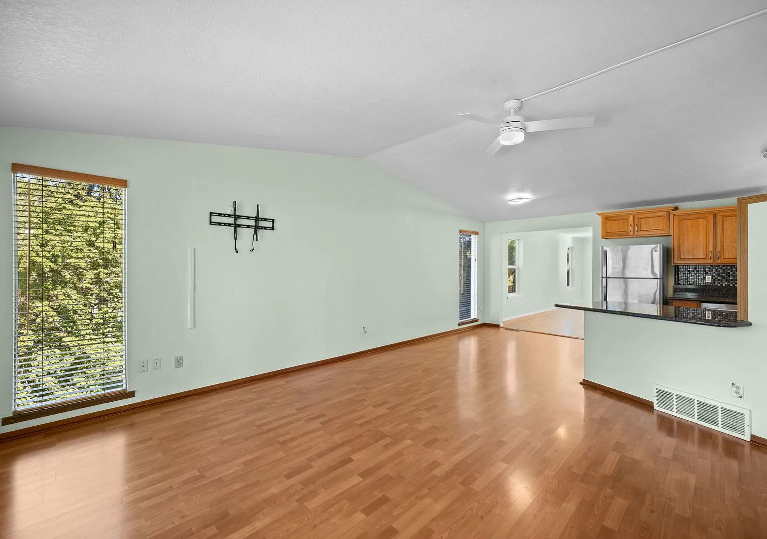 Spacious 4BR Split-Level in Spokane - Hardwoods, Granite Kitchen & Family Room — Photo 4