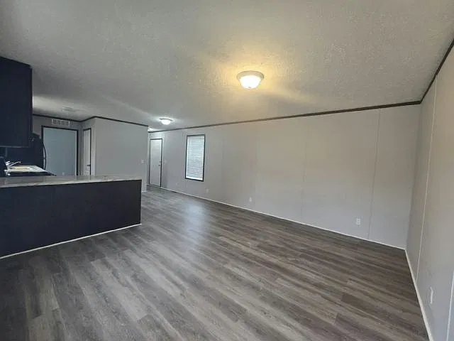 3 bed, 1056 sqft, $2,050 — Photo 2