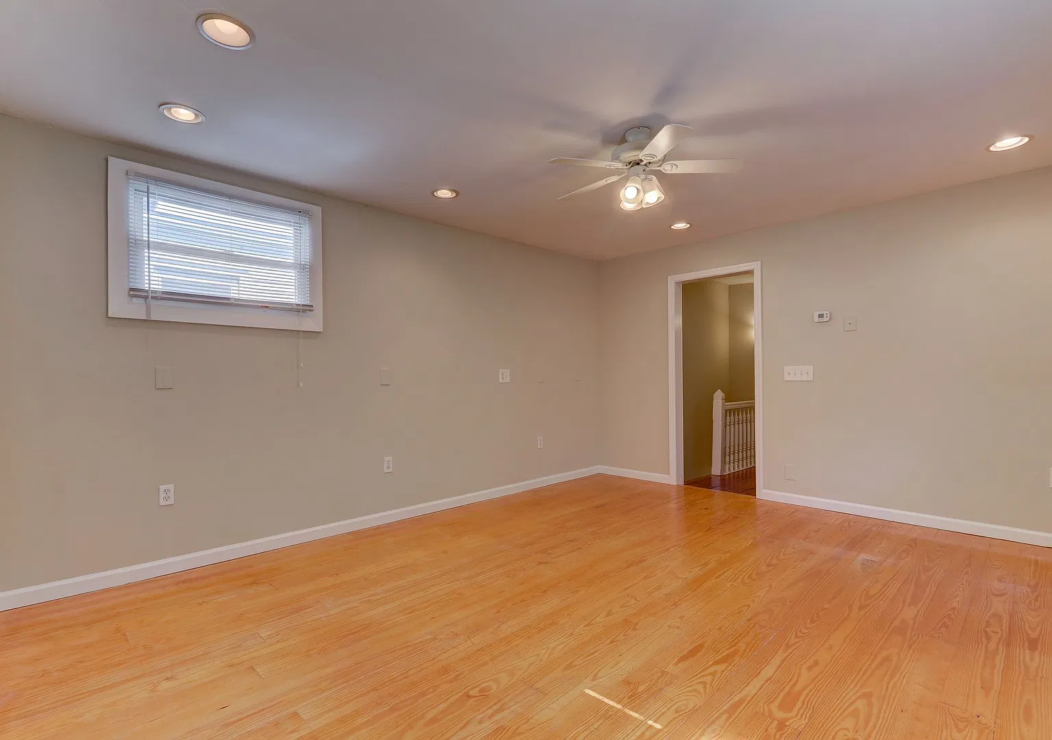 College Hill apartment in a quiet spot, fresh paint, modern kitchen, laundry — Photo 4