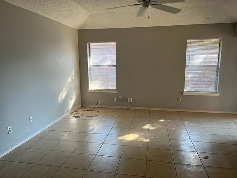 1712 San Rafael St — Photo 5
