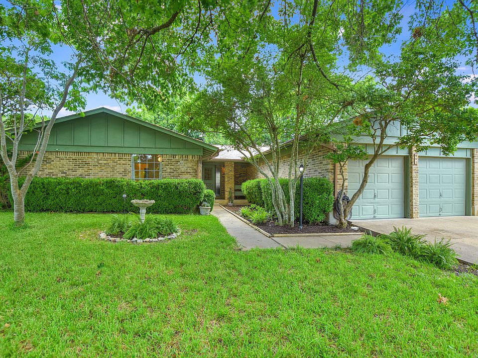 1st image of 902 Clearwater Cir