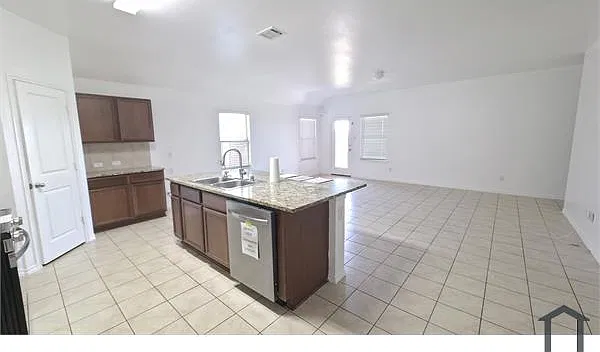 5 bed, 2054 sqft, $2,999 — Photo 4