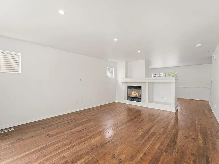 2429 Tolmie Ave — Photo 18
