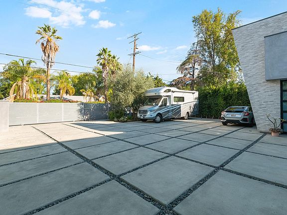 5th image of 5365 Vanalden Ave