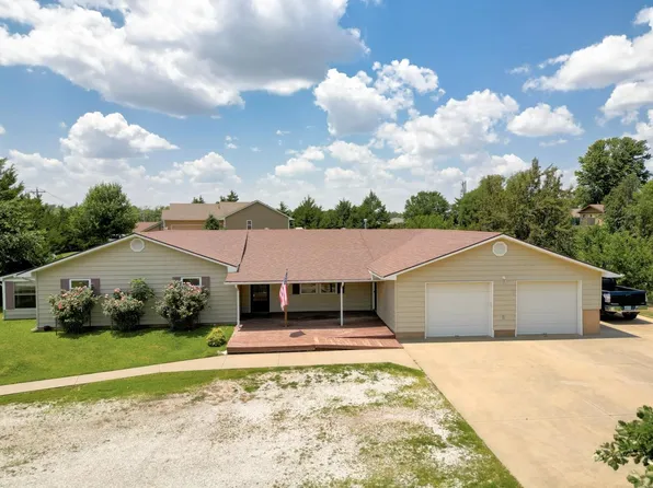 2200 Crestline Dr, Winfield, KS 67156