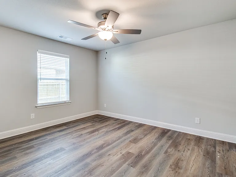 2806 Clover Dr — Photo 9