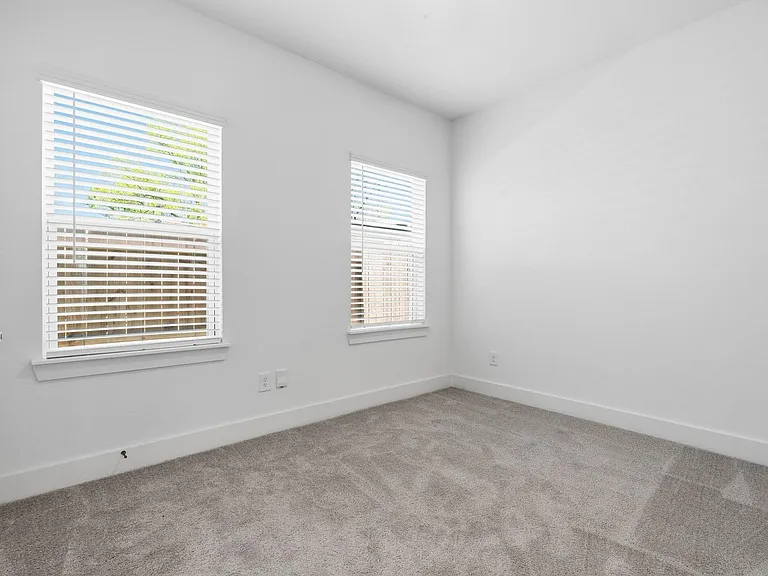 8805 Parkway Dr — Photo 12