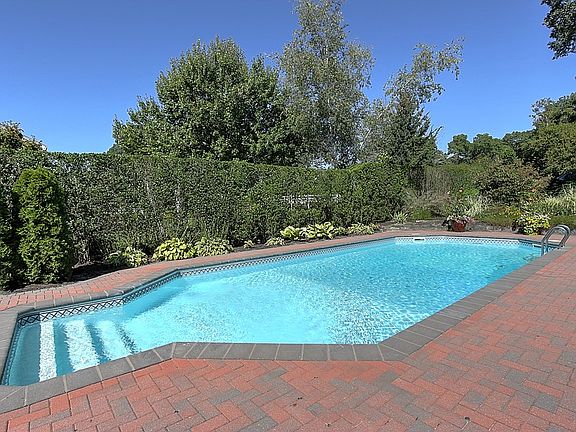 2nd image of 148 Fox Run Ln